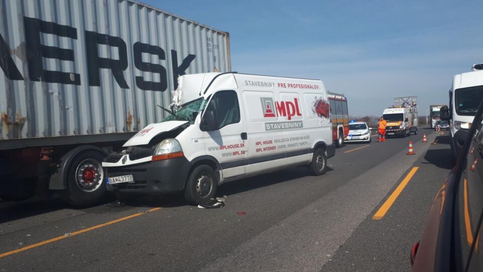 Na D1 sa zrazila dodávka, kamión a osobné auto.