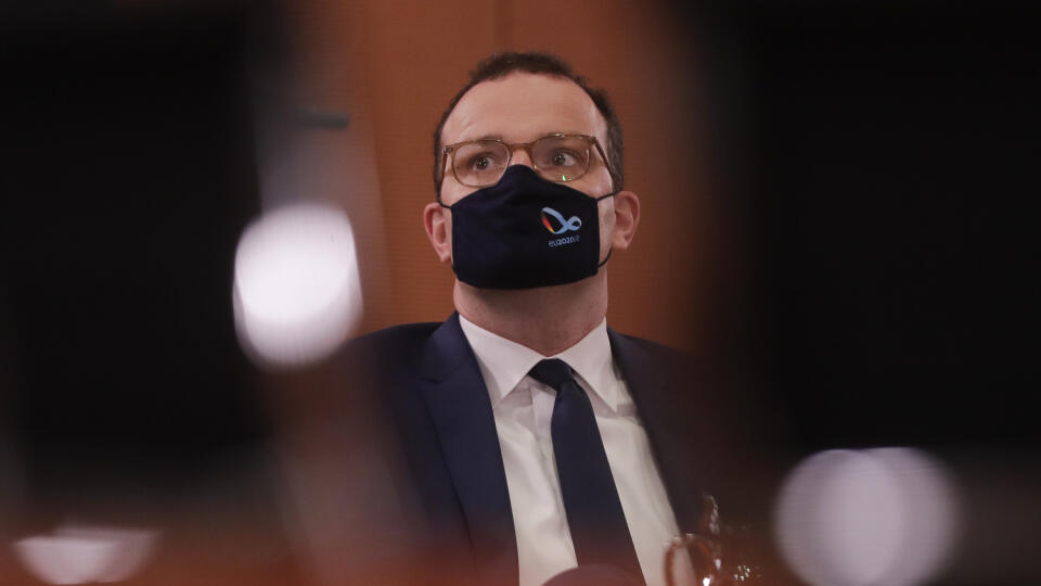KK31 Berlín - Nemecký minister zdravotníctva Jens Spahn počas zasadnutia vládneho kabinetu 21. októbra 2020 v Berlíne. Nemecký minister zdravotníctva Jens Spahn bol v stredu popoludní pozitívne testovaný na prítomnosť nového druhu koronavírusu. Oznámil to jeho hovorca Hanno Kautz s tým, že minister okamžite nastúpil do domácej karantény. FOTO TASR/AP
German Health Minister Jens Spahn attends the weekly cabinet meeting of the German government at the chancellery in Berlin, Wednesday, Oct. 21, 202
