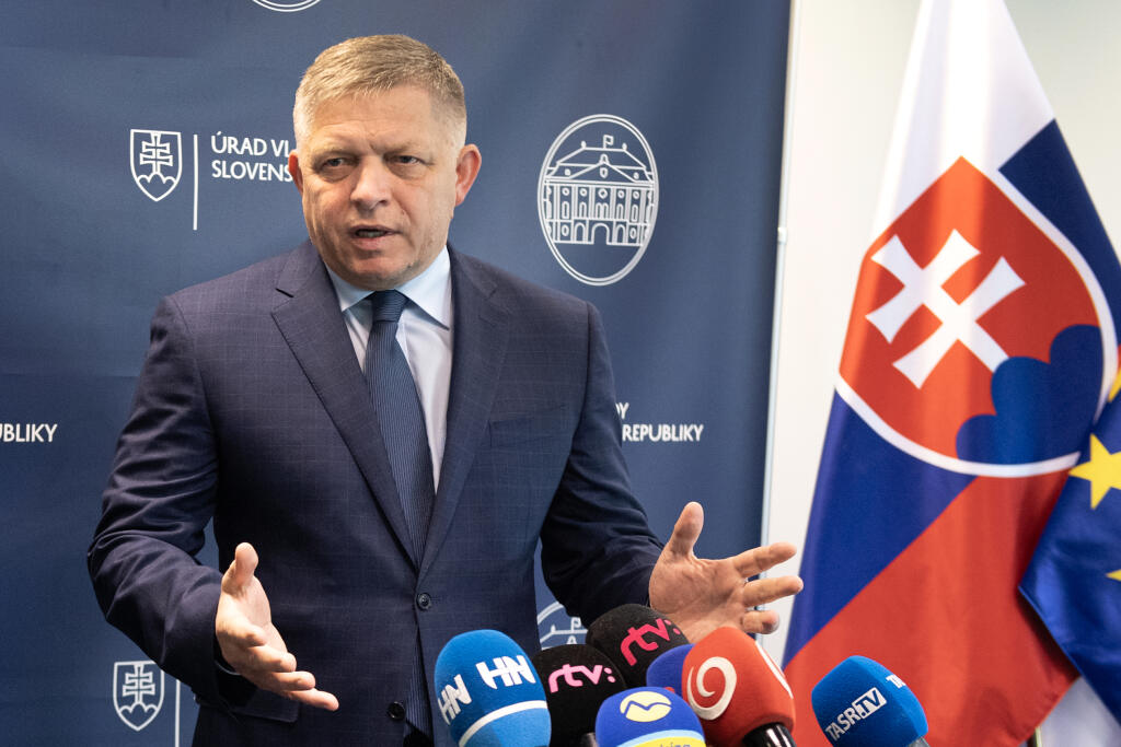 Na snímke predseda vlády SR Robert Fico (Smer-SD) gestikuluje počas vyhlásenia po spoločnom pracovnom stretnutí s podpredsedom vlády SR pre Plán obnovy a odolnosti a využívanie eurofondov Petrom Kmecom (Hlas-SD) v Bratislave v piatok 26. apríla 2024. FOTO TASR - Pavel Neubauer