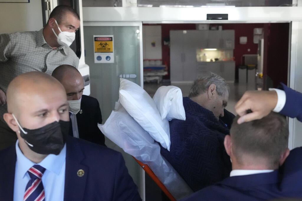 Český prezident Miloš Zeman počas prijatia na hospitalizáciu v Ústrednej vojenskej nemocnici v Prahe 10. októbra 2021