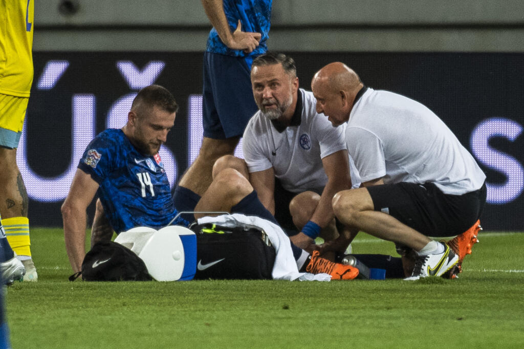 Na snímke štvrtý sprava Milan Škriniar (Slovensko) je ošetrovaný počas zápasu druhého kola tretej skupiny C-divízie Ligy národov vo futbale Slovensko - Kazachstan v Trnave 6. júna 2022.
