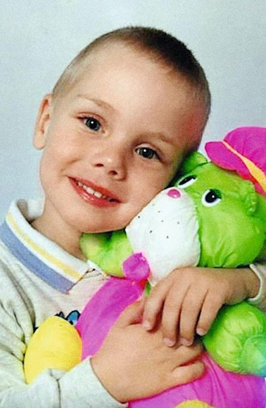 Keď som v škôlke videla dievčatká
v sukničkách, chcela som si ich
obliekať tiež, ale nemohla som,
pretože som bola chlapec a tí šaty
nenosia. Už ako päťročná som si
maľovala nechty lakmi od mamy, ale
dovolila mi ich nosiť len cez víkend.
Ja som vlastne bola odmalička také
dievčatko, skoro ako Barbie.