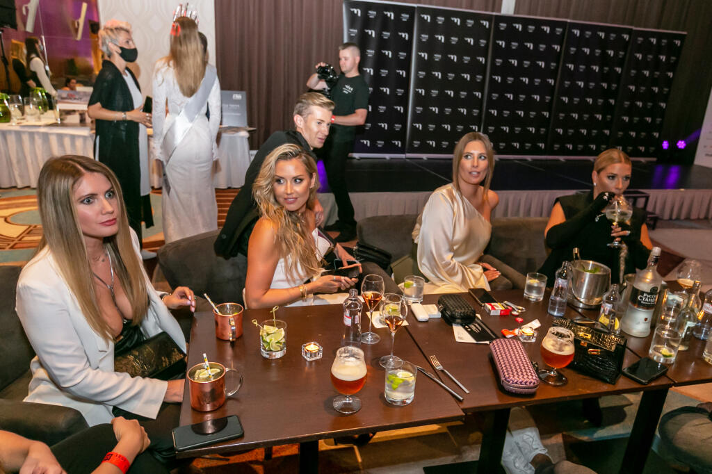 Na snímke je Eva Rezešová Džodlová, Natália Selveková, Barbora Franeková a Dominika Cibulková na párty v hoteli Hilton.