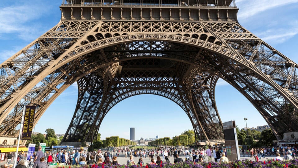 Pod Eiffelovkou sú vždy tisíce turistov.