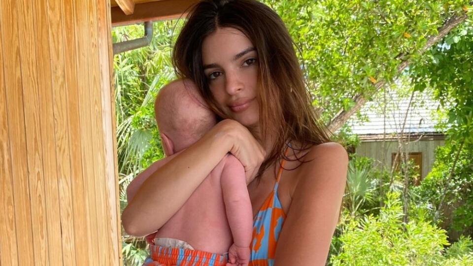 Má najkrajšie prsia na Instagrame, no ako matka si to u fanúšikov pokazila! Slávna modelka Emily Ratajkowski (30) patrí ku kráľovnám sociálnych sietí, ktoré by nevydržali byť len jediný deň bez toho, že by neuverejnili nejakú „selfie“.