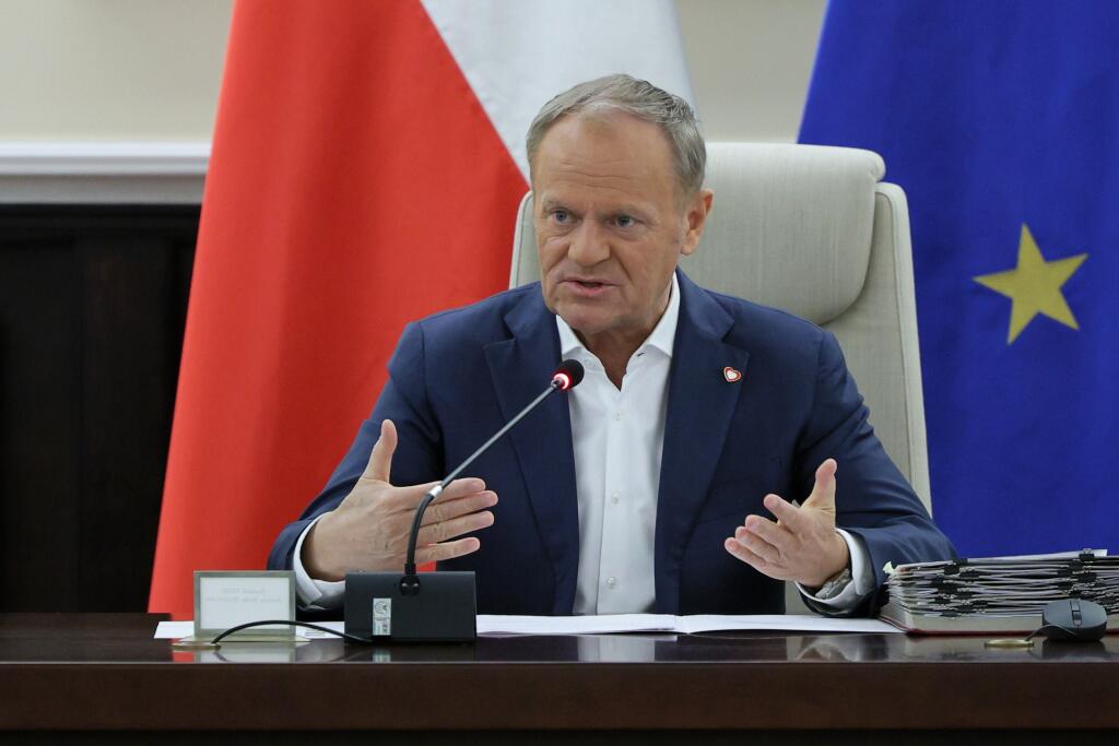 WA 1 Varšava - Poľský premiér Donald Tusk gestikuluje pred zasadnutím vlády vo Varšave v utorok 25. marca 2025. Tusk informoval o vytvorení nového Fondu bezpečnosti a obranyschopnosti, ktorý by mal využiť 30 miliárd zlotých (7,2 mld. eur) z Plánu obnovy. Informuje o tom varšavský spravodajca TASR. FOTO TASR/PAP


Warszawa, 25.03.2025. Premier Donald Tusk przed posiedzeniem rządu w KPRM w Warszawie, 25 bm. Ministrowie mają zająć się m.in. przygotowaną w MFiPR uchwałą dotyczącą przekierowania środ