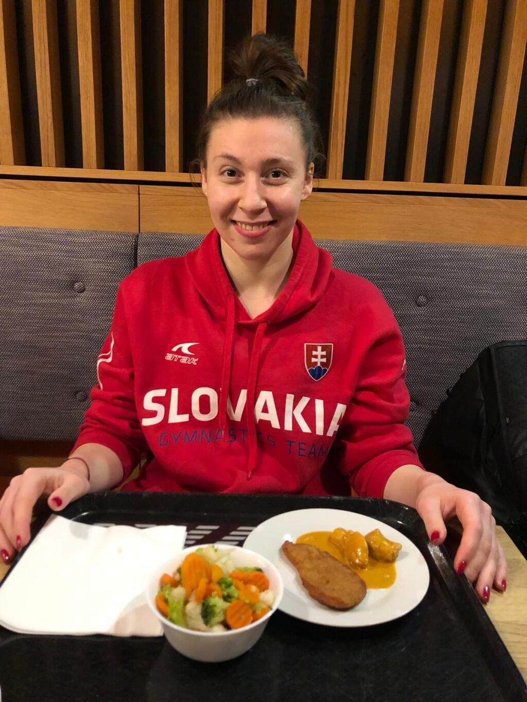 O pol ôsmej večer sa dostane Barbora konečne k večeri.