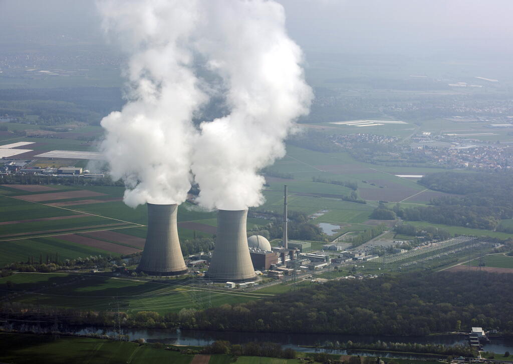 KK93 archív Grafenrheinfeld - Na archívnej snímke z 23. apríla 2015 jadrová elektráreň Grafenrheinfeld v strednom Nemecku. Dve chladiace veže v odstavenej jadrovej elektrárni Grafenrheinfeld zbúrajú riadenými výbuchmi v piatok 16. augusta 2024. Demoláciu môžu z diaľky sledovať aj diváci, ktorí sa rozmiestnia pozdĺž rieky Mohan a na poliach a lúkach mimo ochrannej zóny výbuchu, píše DPA. Po šiestich desaťročiach využívania jadrovej energie v Nemecku boli v apríli 2023 odstavené posledné tri jadro
