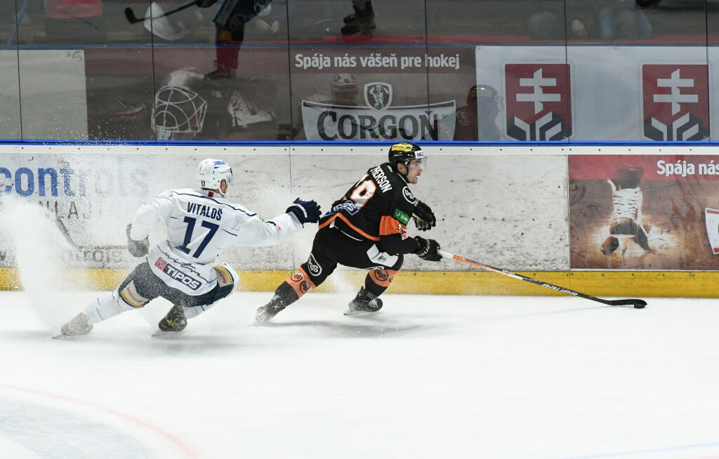 Na snímke zľava Martin Vitáloš (Nitra) a Allan McPherson (Košice) v zápase 1. kola hokejovej Tipos extraligy medzi HK Nitra a HC Košice 24. septembra 2021 v Nitre. FOTO TASR - Henrich Mišovič