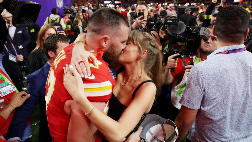 Super Bowl LVIII - San Francisco 49ers v Kansas City Chiefs. Taylor Swift blahoželá bozkom svojmu milému Travisovi Kelcemu k obhájeniu prvenstva.