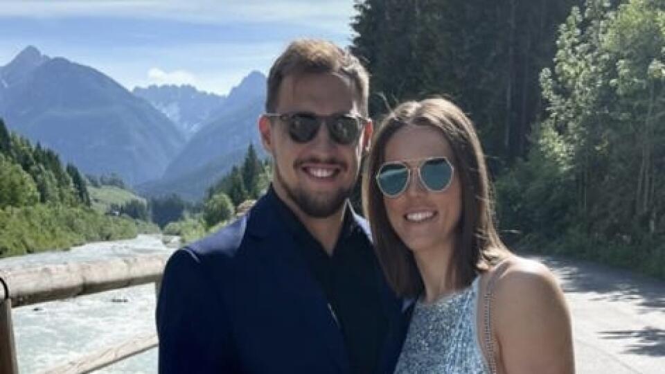 Petra Vlhová má po životnej sezóne konečne čas venovať sa aj súkromným aktivitám. S priateľom Michalom vyrazili na svadbu do Talianska. Naša hviezda všetkým vyrazila dych krásnymi šatami, v ktorých bola veľmi sexi.