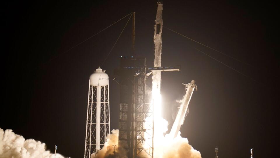 WA 37 Kennedyho vesmírne stredisko - Kozmická loď Crew Dragon, ktorá odštartovala z vesmírneho strediska na Floride k Medzinárodnej vesmírnej stanici (ISS), kam dopraví novú posádku SpaceX Crew-2 v piatok 23. apríla 2021. Informovala o tom NASA. FOTO TASR/AP