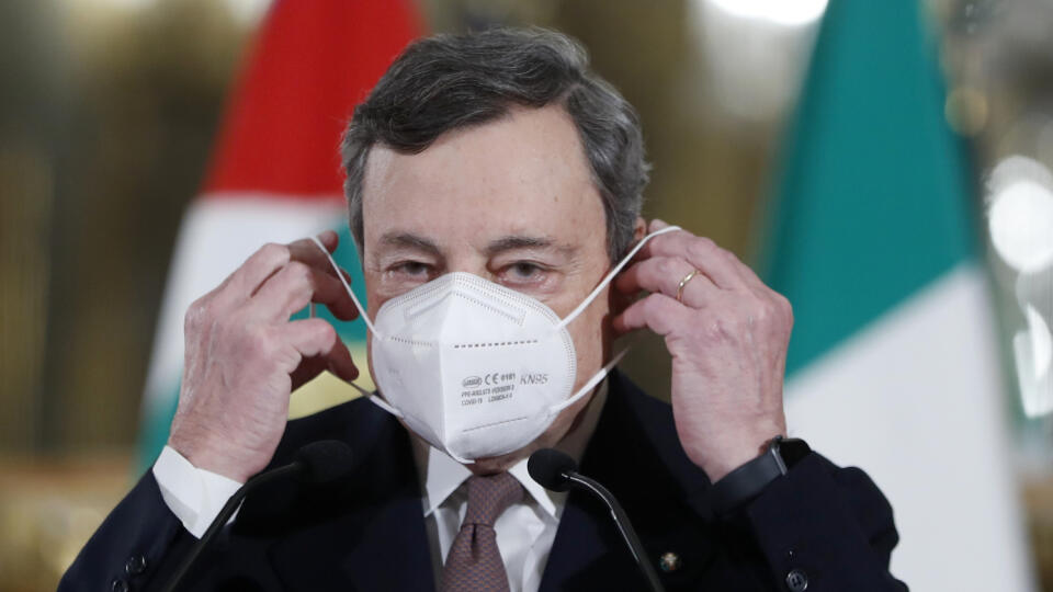 KK55 Rím - Budúci taliansky premiér Mario Draghi si dáva respirátor po tlačovej konferencii 12. februára 2021 v Ríme. Bývalý šéf Európskej centrálnej banky Mario Draghi v piatok oficiálne prijal post predsedu novej talianskej vlády. Draghi to oznámil po stretnutí s prezidentom Sergiom Mattarellom. Médiám zároveň prečítal mená ministrov svojej novej vlády. Prísahu zloží v sobotu napoludnie. FOTO TASR/AP
Incoming Italian Prime Minister Mario Draghi puts his face mask on as he leaves after speaking