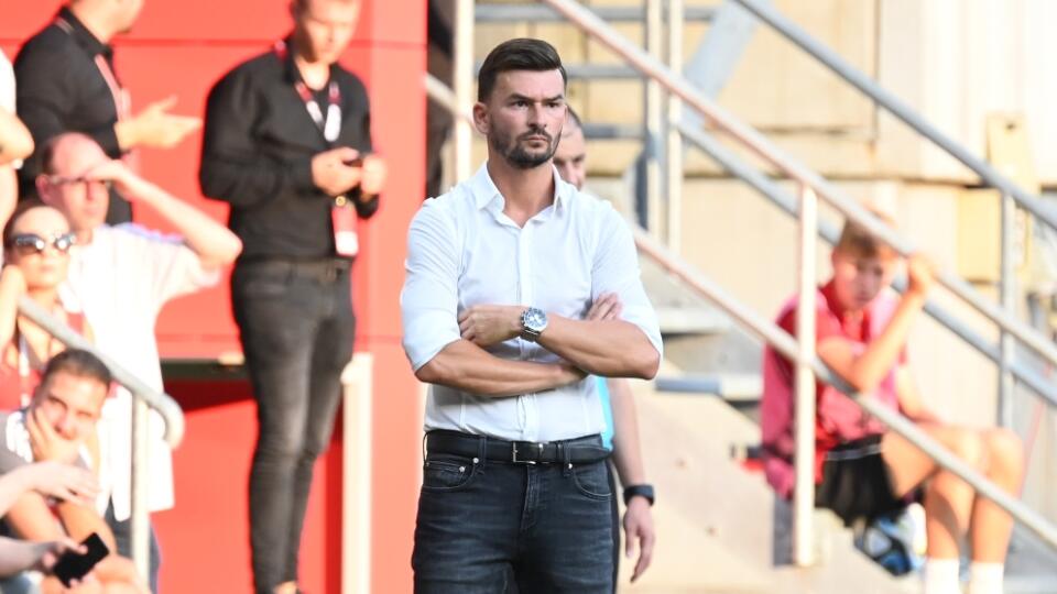Na snímke tréner Spartaka Michal Gašparík v prvom zápase play off Európskej konferenčnej ligy (EKL) vo futbale FC Spartak Trnava - SC Dnipro-1 v Trnave v stredu 23. augusta 2023. FOTO TASR - Lukáš Grinaj