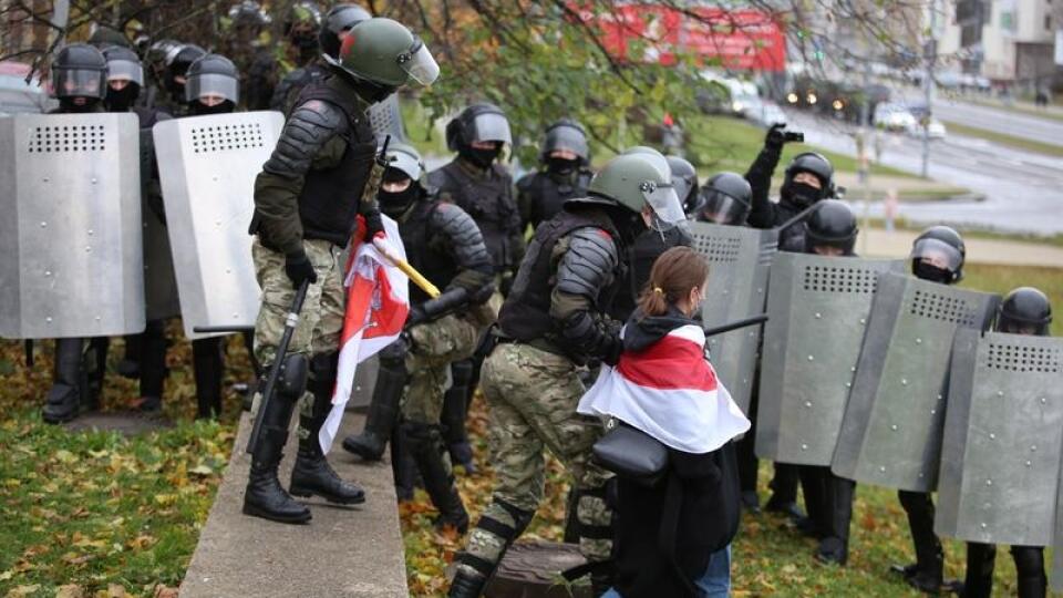 Počas protivládnych protestov zadržali viac ako 1000 ľudí.