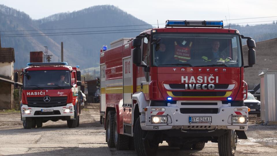 Na snímke hasičské vozidlá počas zásahu pri požiari vo fabrike na výrobu chemických látok v Kysuckom Novom Meste v utorok 26. marca 2024. FOTO TASR - Daniel Stehlík