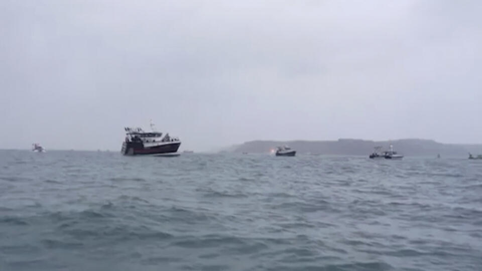 WA 43 - Francúzske rybárske lode sa plavia pri prístave St. Helier na ostrove Jerseyvo štvrtok 6. mája 2021. Británia vyslala v noci na štvrtok dve hliadkovacie lode k ostrovu Jersey po tom, ako Francúzsko pohrozilo blokádou tohto ostrova. Ostrov Jersey minulý týždeň zaviedol nové požiadavky, ktoré musia splniť rybári žiadajúci o povolenie na rybolov vo vodách v jeho okolí. Tie vyplývajú z novej pobrexitovej dohody medzi Britániou a EÚ. Ostrov Jersey, ležiaci v Lamanšskom prielive, nie je časťo