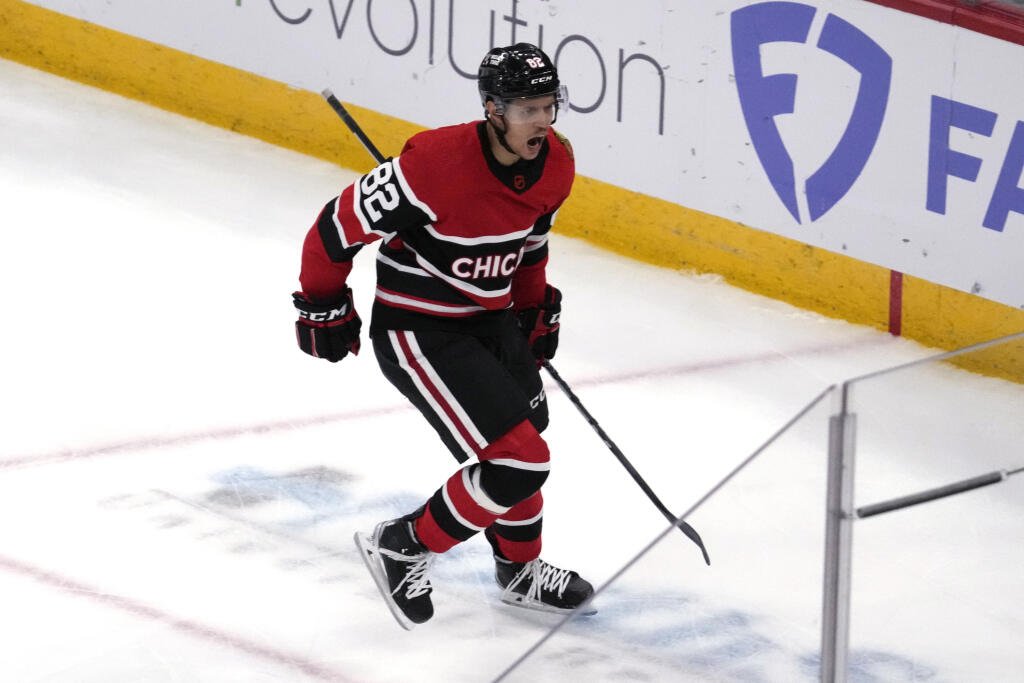 WA 57 Chicago - Obranca Chicaga Blackhawks Caleb Jones sa teší po strelení gólu počas zápasu zámorskej hokejovej NHL Chicago Blackhawks - Montreal Canadiens v Chicagu v piatok 25. novembra 2022.
