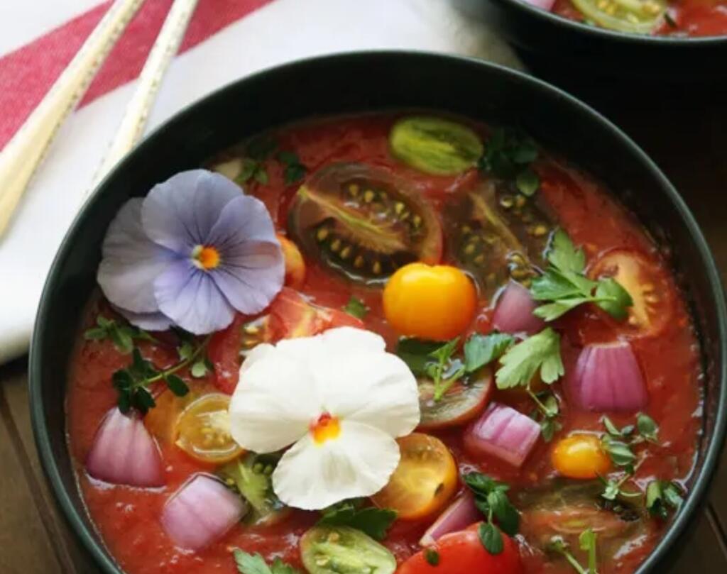 Gazpacho s jedlými kvetmi