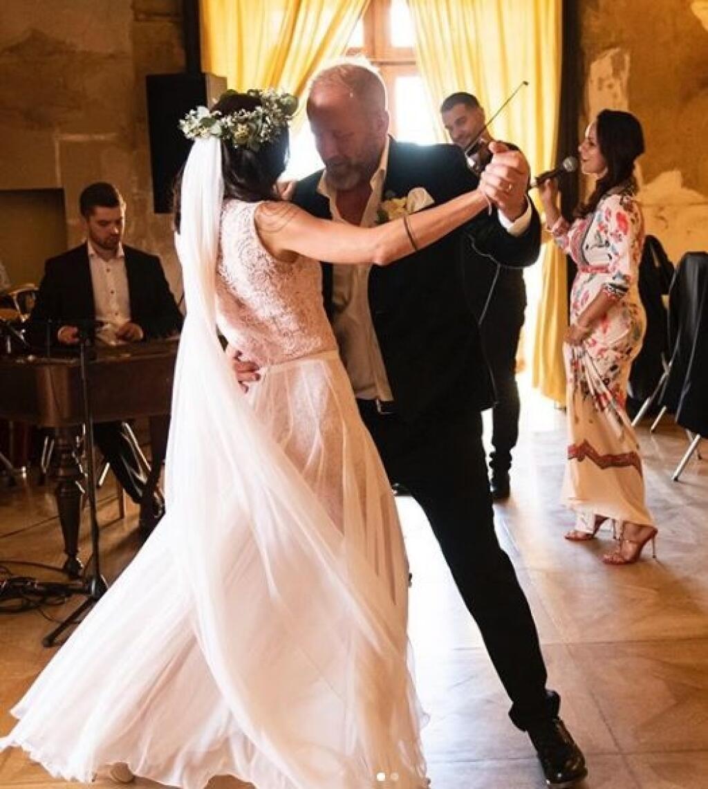 Kollerova manželka Anna sa zhruba dva týždne od svadby pochválila, aké mala šaty.