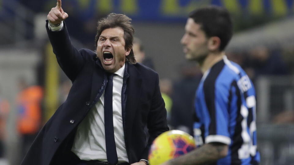 WA 10 Miláno - Tréner Interu Miláno Antonio Conte kričí v zápase semifinále Talianskeho pohára vo futbale Inter Miláno - SSC Neapol  v Miláne 12. februára 2020. FOTO TASR/AP

Inter Milan's head coach Antonio Conte reacts as Inter Milan's Stefano Sensi is about to thrown in the ball during an Italian Cup soccer match between Inter Milan and Napoli at the San Siro stadium, in Milan, Italy, Wednesday, Feb. 12, 2020. (AP Photo/Luca Bruno)