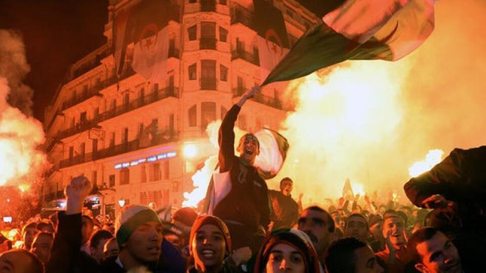 Fanúšikovia v Alžírsku búrlivo oslavovali.