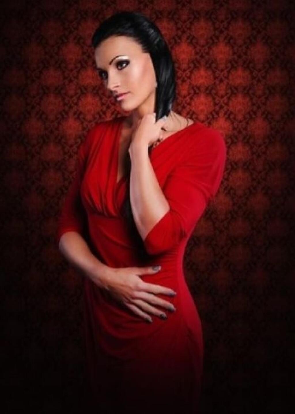 Keď sa Martina Hrašnová elegantne oblečie, púta pozornosť všetkých naokolo. Spoznali by ste ju na tejto fotografii?
