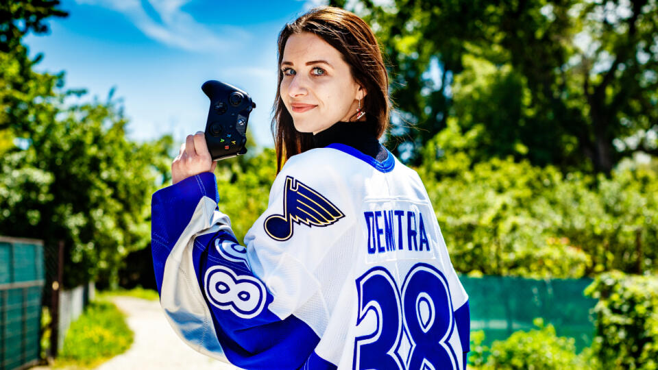 Na snímke slovenská ešportová reprezentantka Sandra Lady Brunette Demitrová. Xboxová reprezentantka patrí v komunite hráčov EA Sports NHL medzi známe postavy.