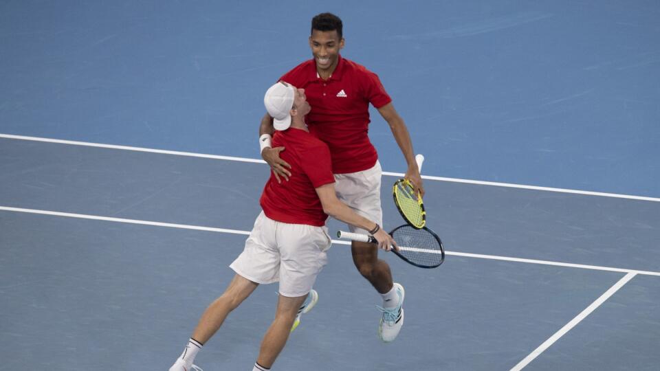 EBE 15 Sydney - Na snímke kanadskí tenisti, sprava Felix Auger-Aliassime a Denis Shapovalov oslavujú postup do finále na turnaji ATP Cup po rozhodujúcom víťazstve vo štvorhre nad ruskou dvojicou Daniil Medvedev, Roman Safjullin 4:6, 7:5, 10:7 v austrálskom Sydney 8. januára 2022. FOTO TASR/AP

Felix Auger-Aliassime, right, and Denis Shapovalov of Canada react to winning their match against Russia's Daniil Medvedev and Roman Safiullin during their semifinal match at the ATP Cup tennis tournament 