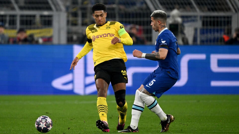 JB 41 Dortmund - Hráč Dortmundu Jude Bellingham (vľavo) bojuje o loptu s Enzom Fernandezom z Chelsea vo futbalovom zápase osemfinále Ligy majstrov Borussia Dortmund - Chelsea Londýn v Dortmunde 15. februára 2023. FOTO TASR/DPA
15.02.2023, Nordrhein-Westfalen, Dortmund: Fußball: Champions League, Borussia Dortmund - FC Chelsea, K.o.-Runde, Achtelfinale, Hinspiel, Signal Iduna Park. Dortmunds Jude Bellingham (l) und Enzo Fernandez kämpfen um den Ball. Foto: Federico Gambarini/dpa +++ dpa-Bildfunk