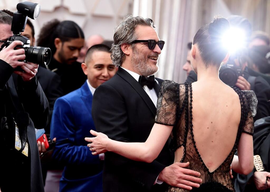 Americký herec Joaquin Phoenix (druhý sprava) a americká herečka Rooney maraová prichádzajú na 92. ročník udeľovania fil