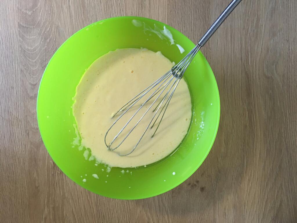 V druhej miske zmiešajte mokré suroviny - jogurt, vajce a olej.