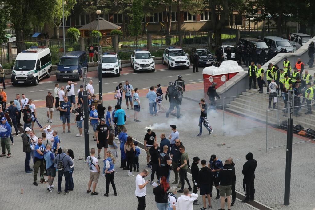 Finále Slovnaft Cupu medzi Slovanom Bratislava a Spartakom Trnava sprevádzali prísne opatrenia. Takto to vyzeralo pred štadiónom.