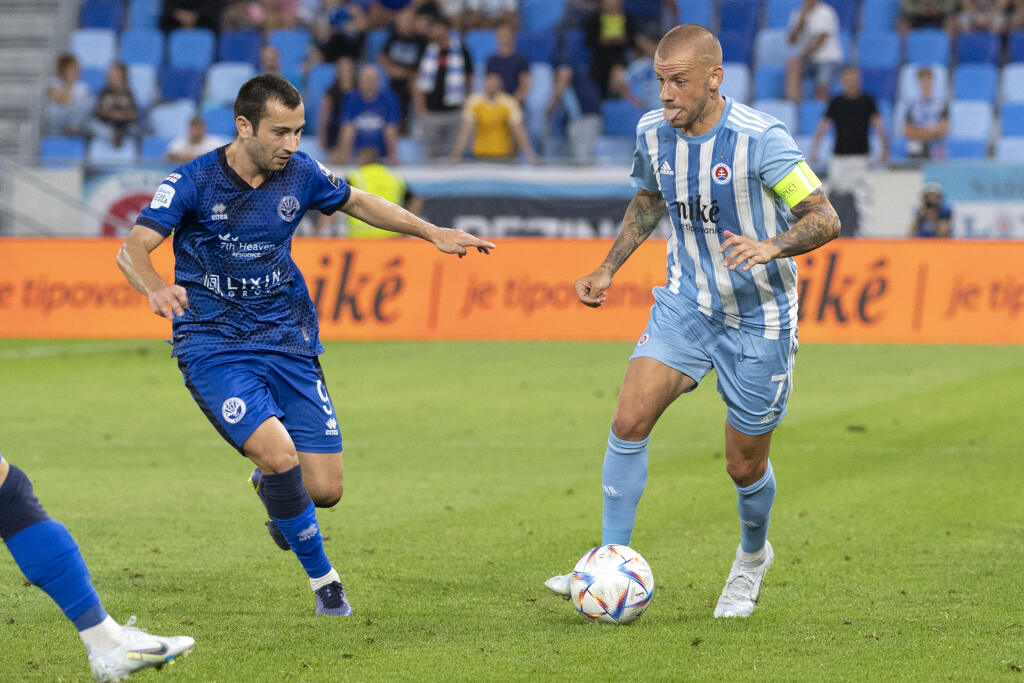 Na snímke vpravo Vladimír Weiss (Slovan) a vľavo Irakli Bidzinašvili (Batumi) v prvom stretnutí 1. predkola Ligy majstrov ŠK Slovan Bratislava - Dinamo Batumi 6. júla 2022 v Bratislave. FOTO TASR - Pavel Neubauer