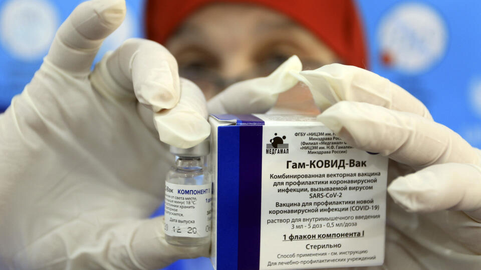 WA 23 Alžír - Zdravotná sestra drží ruskú vakcínu Sputnik V proti ochoreniu COVID-19 v hlavnom meste Alžír v stredu 3. februára 2021. Alžírsko spustilo v sobotu vakcinačnú kampaň. Očkuje ruskou vakcínou Sputnik V. FOTO TASR/AP
A nurses shows Russia's Sputnik V COVID-19 vaccine, Wednesday, Feb.3, 2021 in Algiers. Algeria has started its vaccination campaign against the coronavirus pandemic last Saturday, using Russia's Sputnik V vaccine. (AP Photo/Fateh Guidoum)