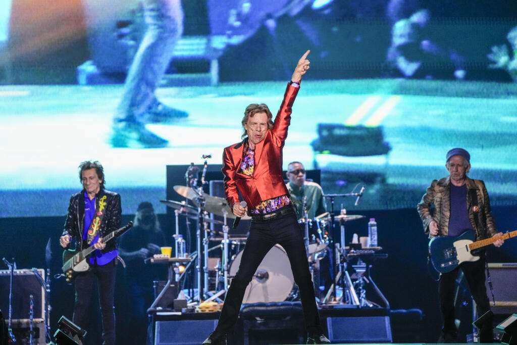 WA 22 Madrid - Spevák britskej rockovej skupiny The Rolling Stones Mick Jagger (druhý zľava), gitarista Ronnie Wood (vľavo), bubeník Steve Jordan (druhý sprava) a gitarista Keith Richards (vpravo) vystupujú počas koncertu v Madride v stredu 1. júna 2022. The Rolling Stones odštartovali v stredu v španielskej metropole európske turné k 60. výročiu svojho vzniku. Séria koncertov s názvom Sixty bude zahŕňať 14 vystúpení v desiatich krajinách. Ide o prvé turné tejto londýnskej formácie od smrti jej