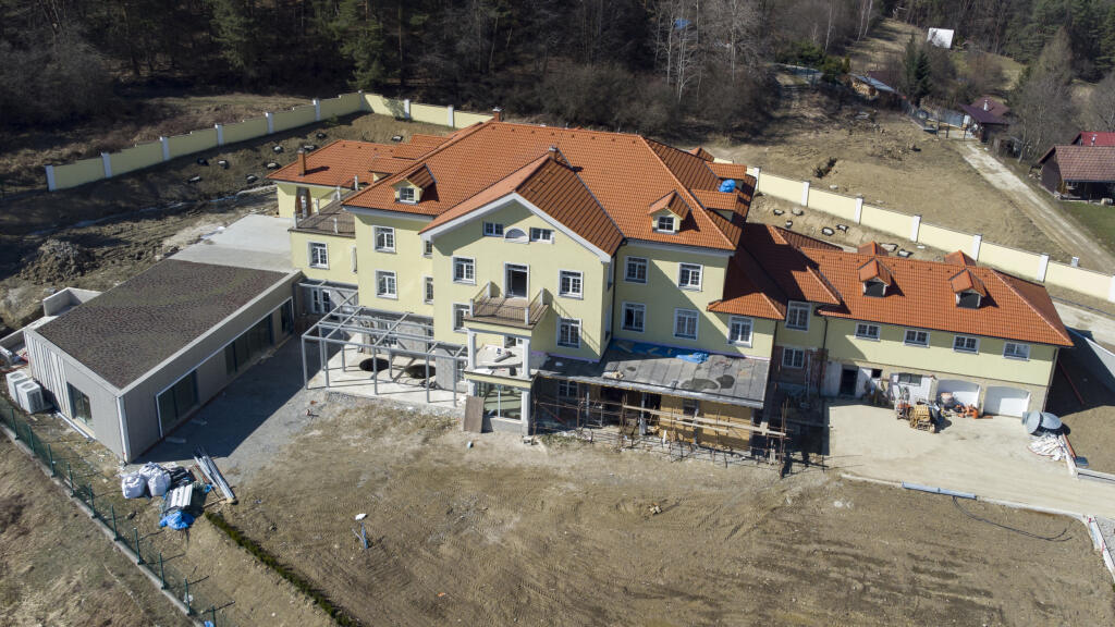 Aktuálny pohľad na vilu prezrádza, že okrem vyrovnaného svahu v prednej časti vily pribudla kovová konštrukcia, kde zrejme bude presklená terasa.