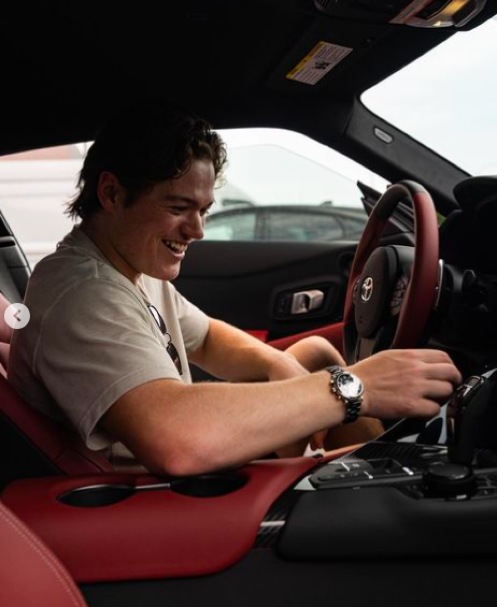 Caufield sa totiž vozí po Montreale na Toyote Supra.