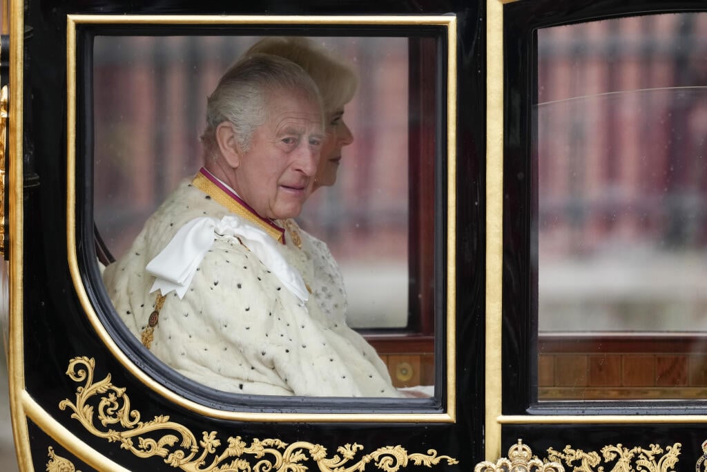 King Charles III.  in the coronation procession on the way from Buckingham Palace to Westminster Abbey.