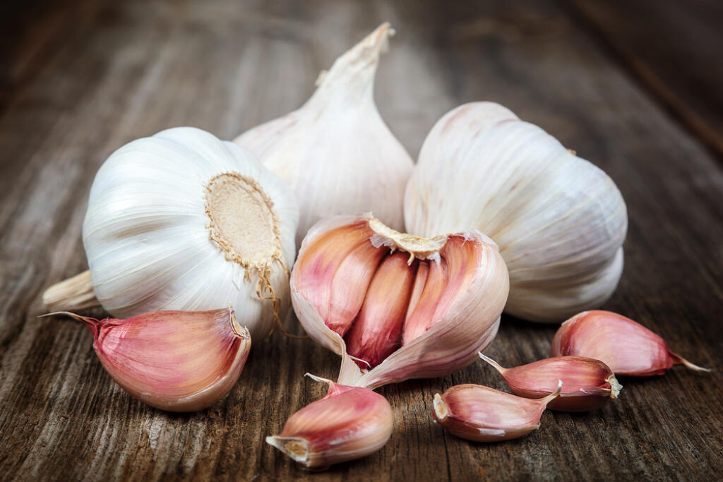 Cesnak
Aromatickými strúčikmi sa oplatí dochutiť jedlo. Sulfidy, ktoré cesnak obsahuje, znižujú krvný tlak a hladinu cholesterolu. Výborný je najmä alicín, ktorý podporuje krvný obeh. Okrem toho zabraňuje, aby sa biele krvné doštičky spájali do zhlukov. Pravidelná konzumácia cesnaku tak pôsobí ako prevencia proti vzniku zrazeniny.