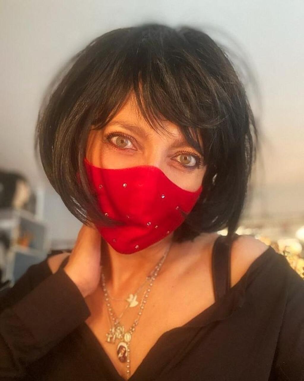 Lucie Bílá - šperkom je na tejto fotografii aj rúško