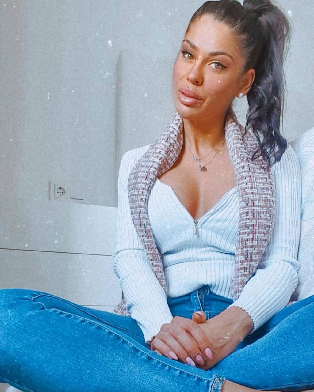Sexi Nadia Alexandrovová pochádza z Bulharska a v Španielsku sa okrem futbalistu venuje predaju luxusných áut.