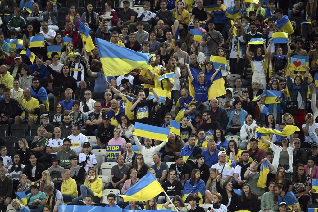 Na snímke fanúšikovia držia ukrajinské vlajky a transparenty počas prípravného futbalového zápasu medzi Borussia Mönchengladbach - Ukrajina 11. mája 2022 v Mönchengladbachu.