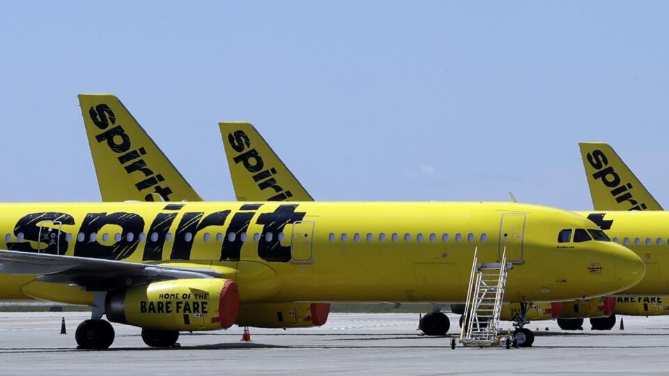 Na archívnej snímke z 20. mája 2020 lietadlo spoločnosti Spirit Airlines čaká na Medzinárodnom letisku v Orlande na Floride.