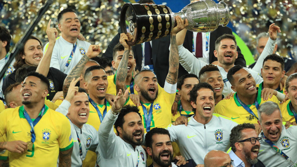Brazílski futbaloví reprezentanti (v žltom) sa stali deviatykrát v histórii víťazmi Copa America. Vo finále na Maracane zdolali Peru 3:1.