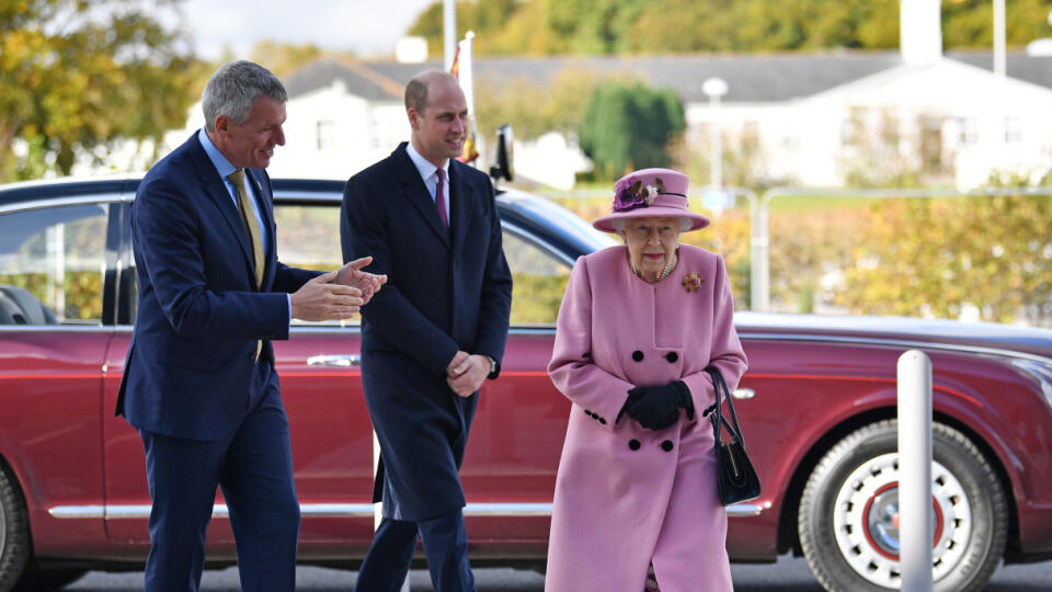 Kráľovná Alžbeta a princ William. Ani jeden nemal na tvári ochranné rúško.