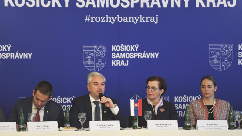Na snímke zľava riaditeľ Úradu Košického samosprávneho kraja (KSK) Peter Bilčak, predseda KSK Rastislav Trnka, štátna tajomníčka Ministerstva zahraničných vecí a európskych záležitostí (MZVEZ) SR Ingrid Brocková a generálna riaditeľka Sekcie hospodárskej a rozvojovej spolupráce MZVEZ SR Lucia Kišš počas tlačovej konferencie v Košiciach v pondelok 5. decembra 2022. Štátna tajomníčka MZVEZ SR Ingrid Brocková navštívi v dňoch 5. a 6. decembra KSK.