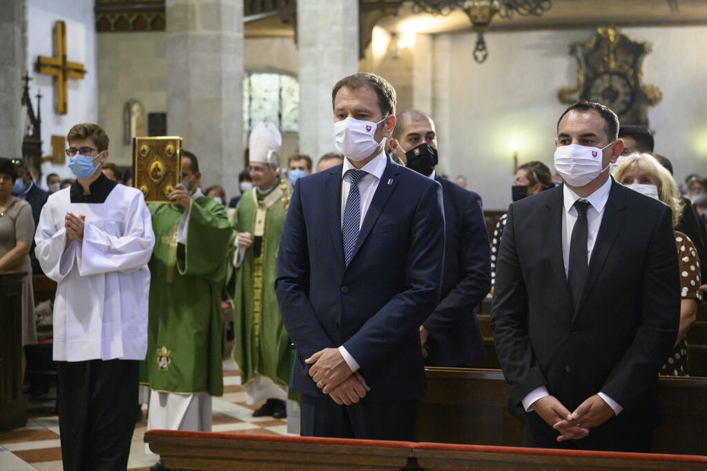 Na snímke druhý sprava predseda vlády SR Igor Matovič (OĽaNO) a vpravo poslanec Európskeho parlamentu (EP) Peter Pollák (OĽaNO) počas spomienkovej svätej omše za obete rómskeho holokaustu v Dóme sv. Martina v Bratislave v nedeľu 2. augusta 2020. FOTO TASR - Pavel Neubauer
