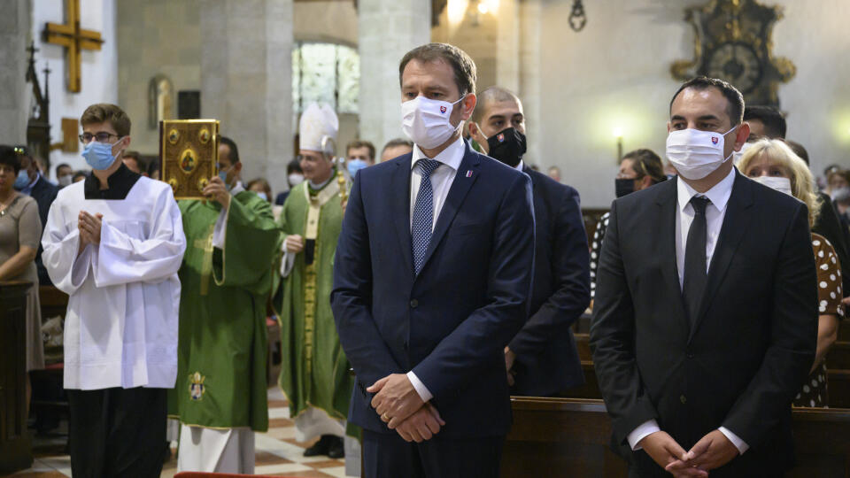 Na snímke druhý sprava predseda vlády SR Igor Matovič (OĽaNO) a vpravo poslanec Európskeho parlamentu (EP) Peter Pollák (OĽaNO) počas spomienkovej svätej omše za obete rómskeho holokaustu v Dóme sv. Martina v Bratislave v nedeľu 2. augusta 2020. FOTO TASR - Pavel Neubauer