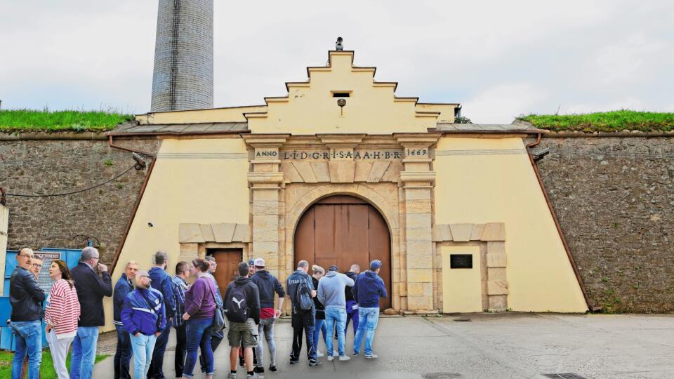 Nekonečné čakanie: Ľudia pred leopoldovskou väznicou trávili celé hodiny.